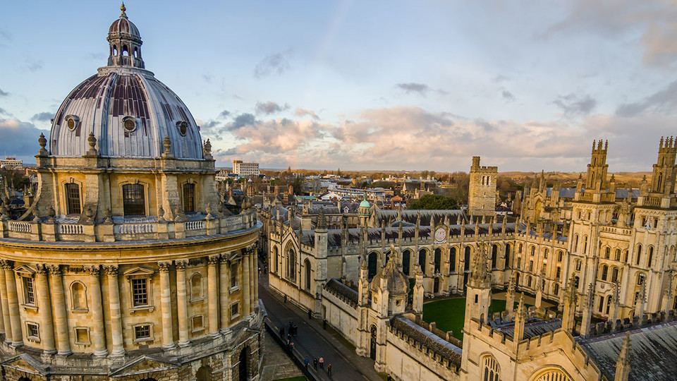 Nine Arts and Sciences students experiencing Nebraska at Oxford